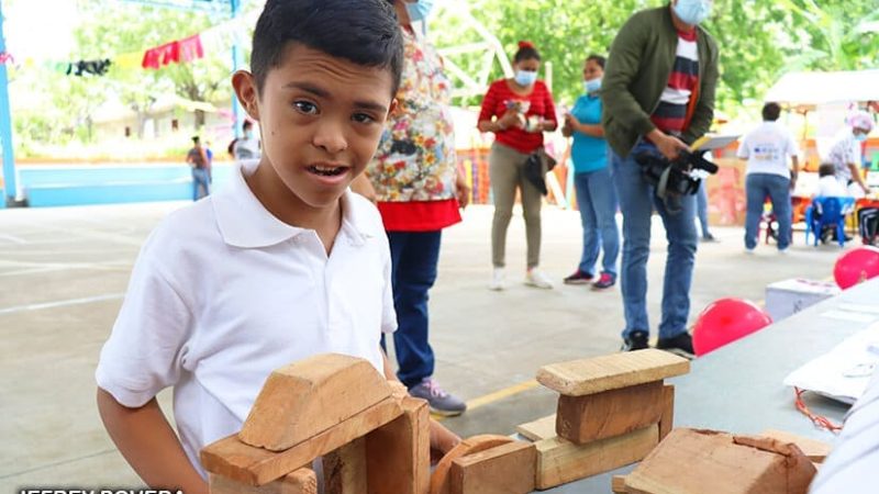 Menores con discapacidades participan en feria de manualidades Managua. Radio La Primerísima