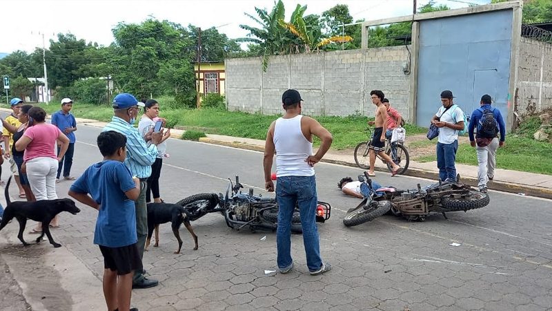 Dos lesionados tras choque entre motorizados Managua. Radio La Primerísima