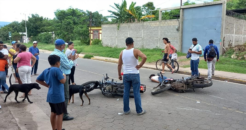 Dos lesionados tras choque entre motorizados Managua. Radio La Primerísima