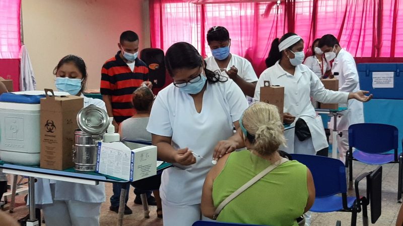 Gran afluencia de mayores de 30 años en vacunación Managua. Por Libeth González/Radio La Primerísima