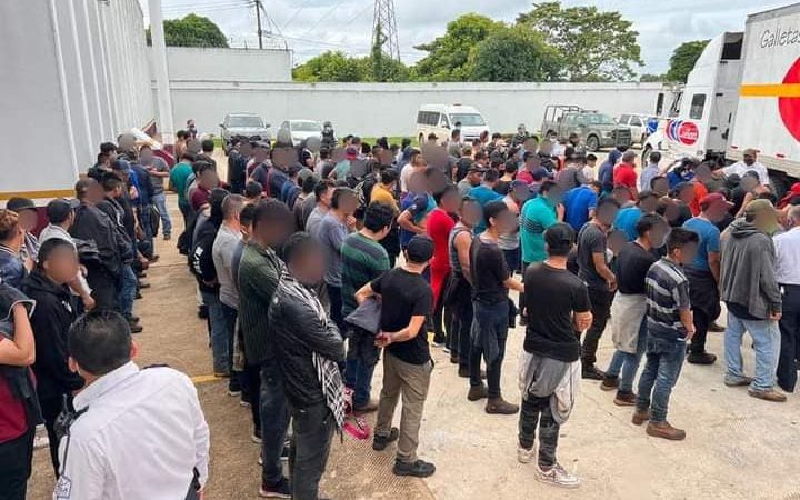 Decenas de migrantes viajaban en condiciones deplorables en un furgón en México Veracruz. Agencias