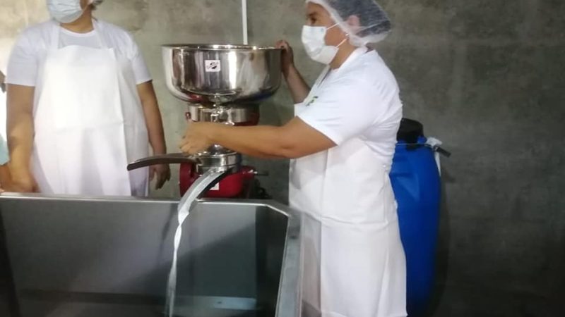 MEFCCA inaugura centro de procesamiento de lácteo en cooperativa de San Carlos Managua. Radio La Primerísima 