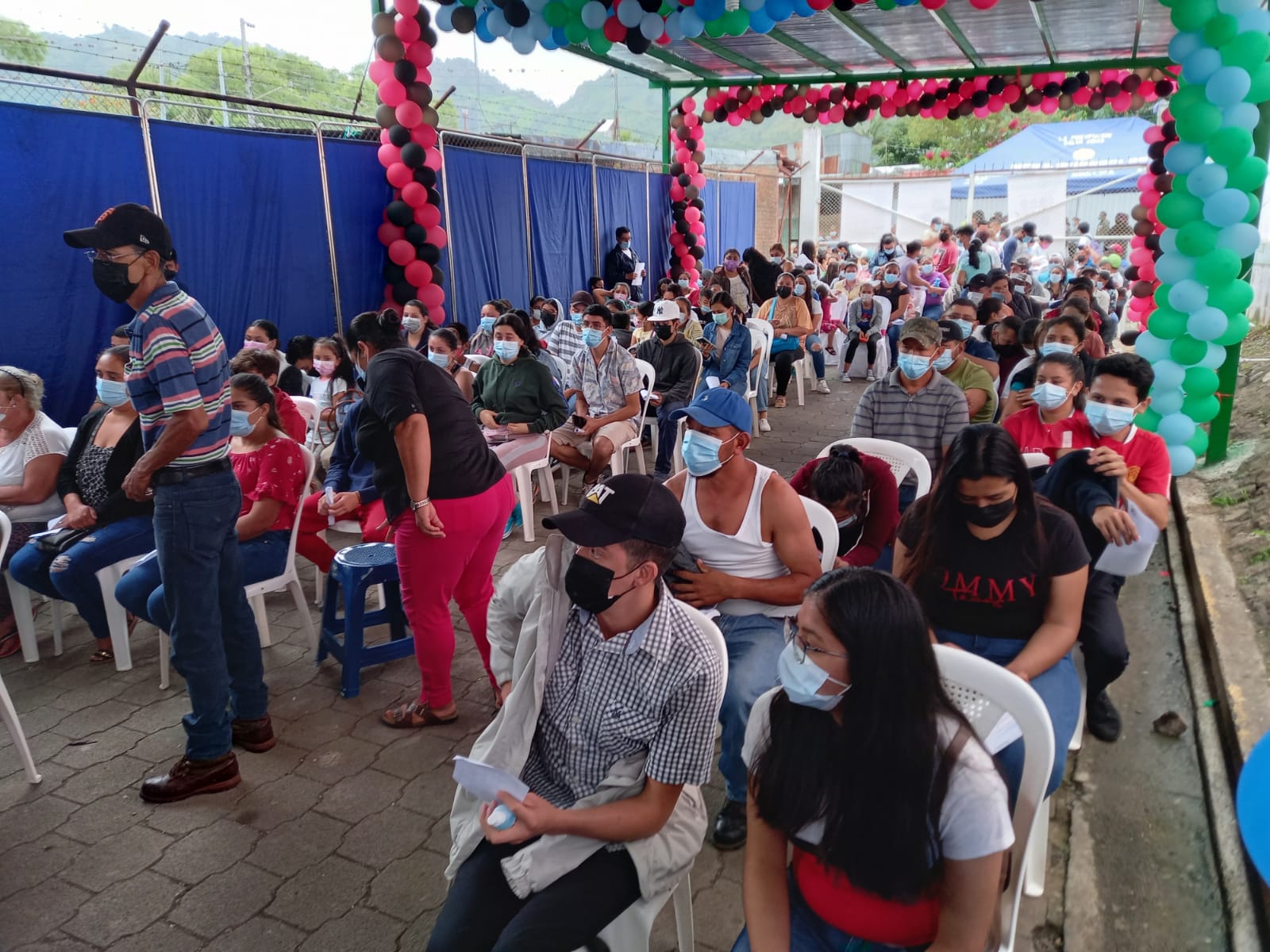 Mayores de 18 años acuden a vacunarse Managua. Radio La Primerísima