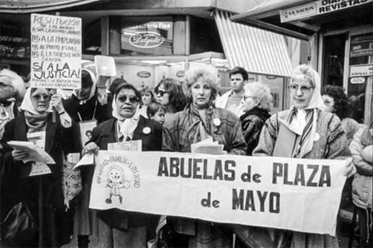 Argentinos rinden homenaje a Abuelas de Plaza de Mayo Buenos Aires. Prensa Latina