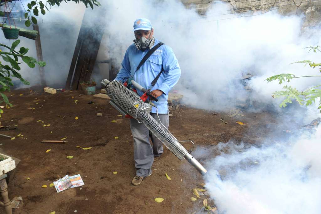 Abatizan y fumigan viviendas en barrio capitalino Managua. Radio La Primerísima