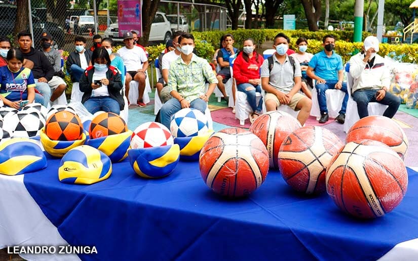 Entregan materiales deportivos a los Consejos de Deporte Managua. Radio La Primerísima