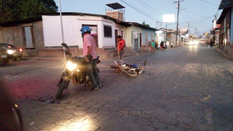 Dos lesionados tras colisión entre motorizados en Juigalpa Managua. Radio La Primerísima