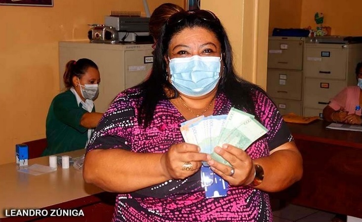 Trabajadores del Estado reciben pago adelantado Managua. Radio La Primerísima