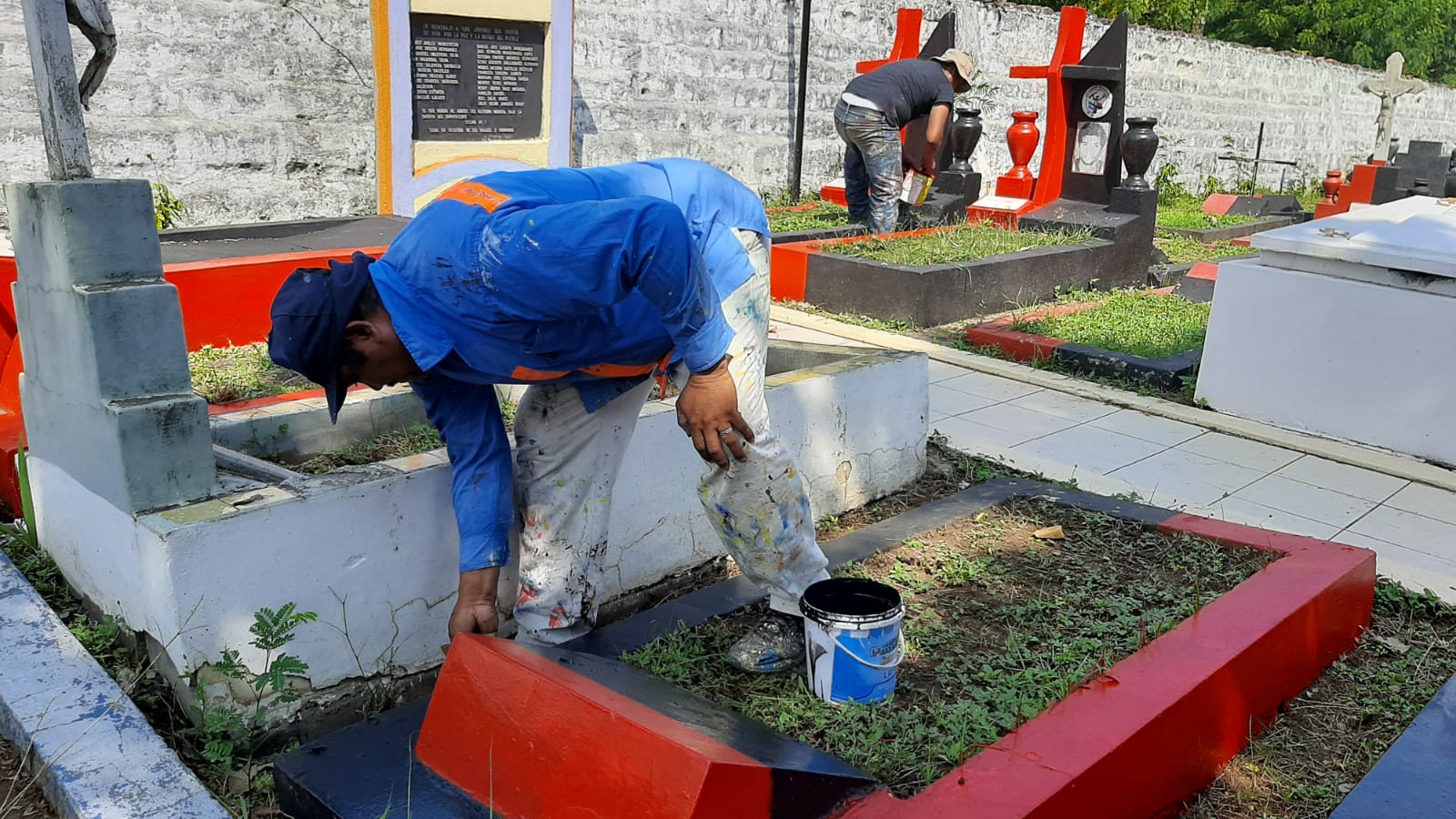 Limpian tumbas de héroes en cementerio oriental Managua. Radio La Primerísima