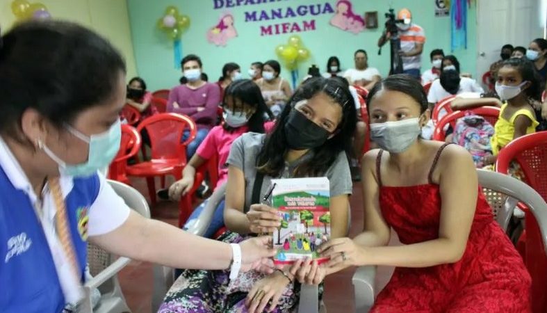 Adolescentes reciben diplomas en escuelas de valores del Mifan Managua. Radio La Primerísima