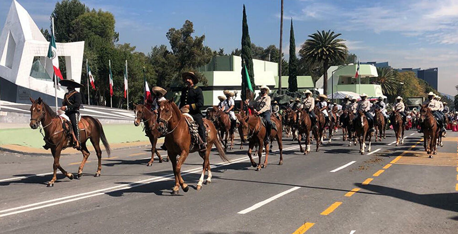 Mexicanos celebran desfile por 111 años de su Revolución Ciudad de México. Agencias 