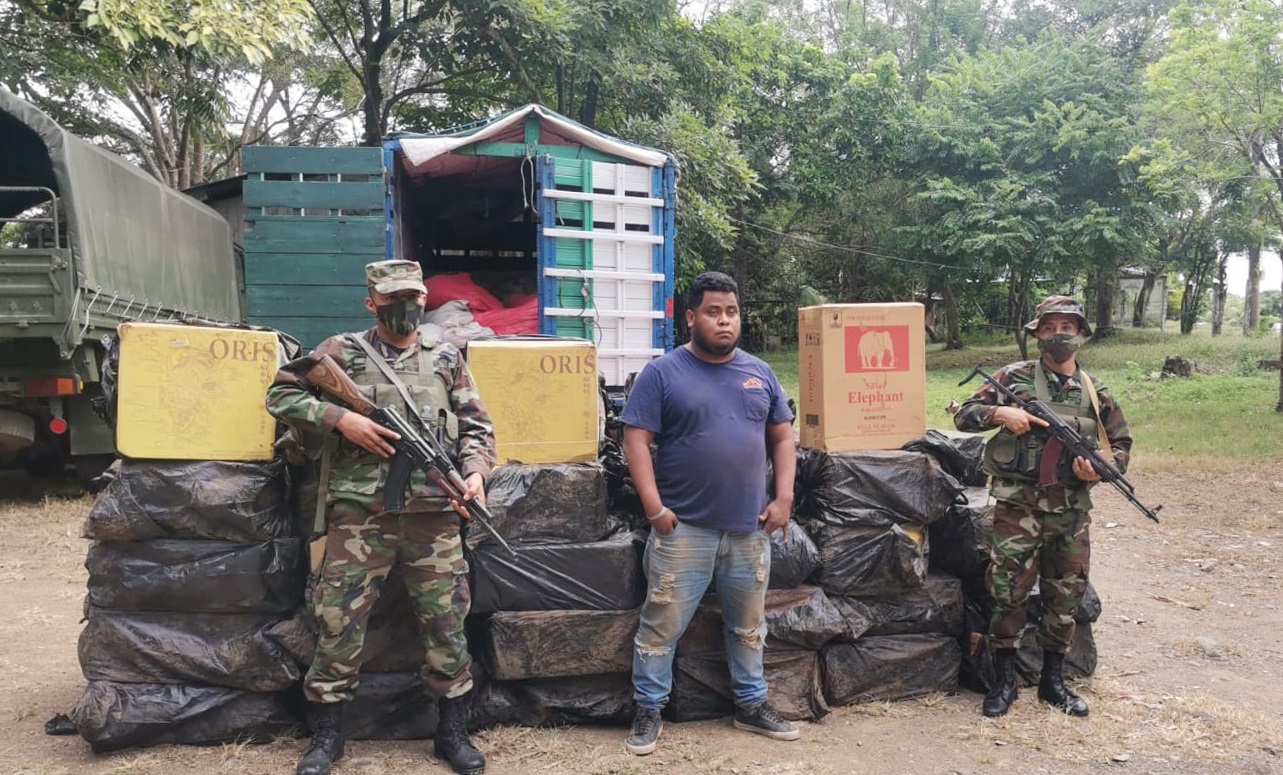 Militares capturan a sujeto por contrabando de cigarrillos Managua. Radio La Primerísima