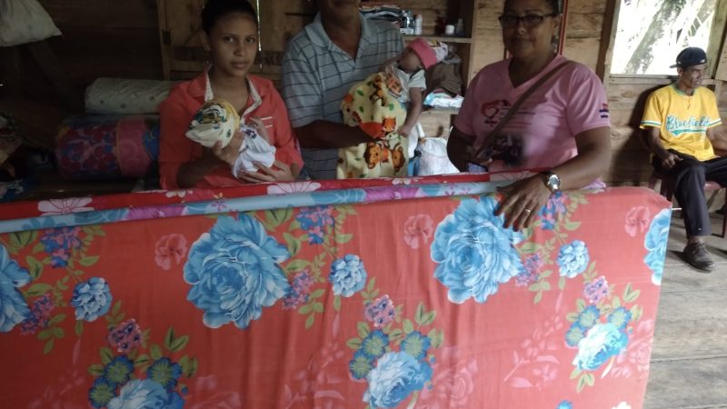 Entregan ayuda a madre de mellizos en Bluefields Managua. Radio La Primerísima