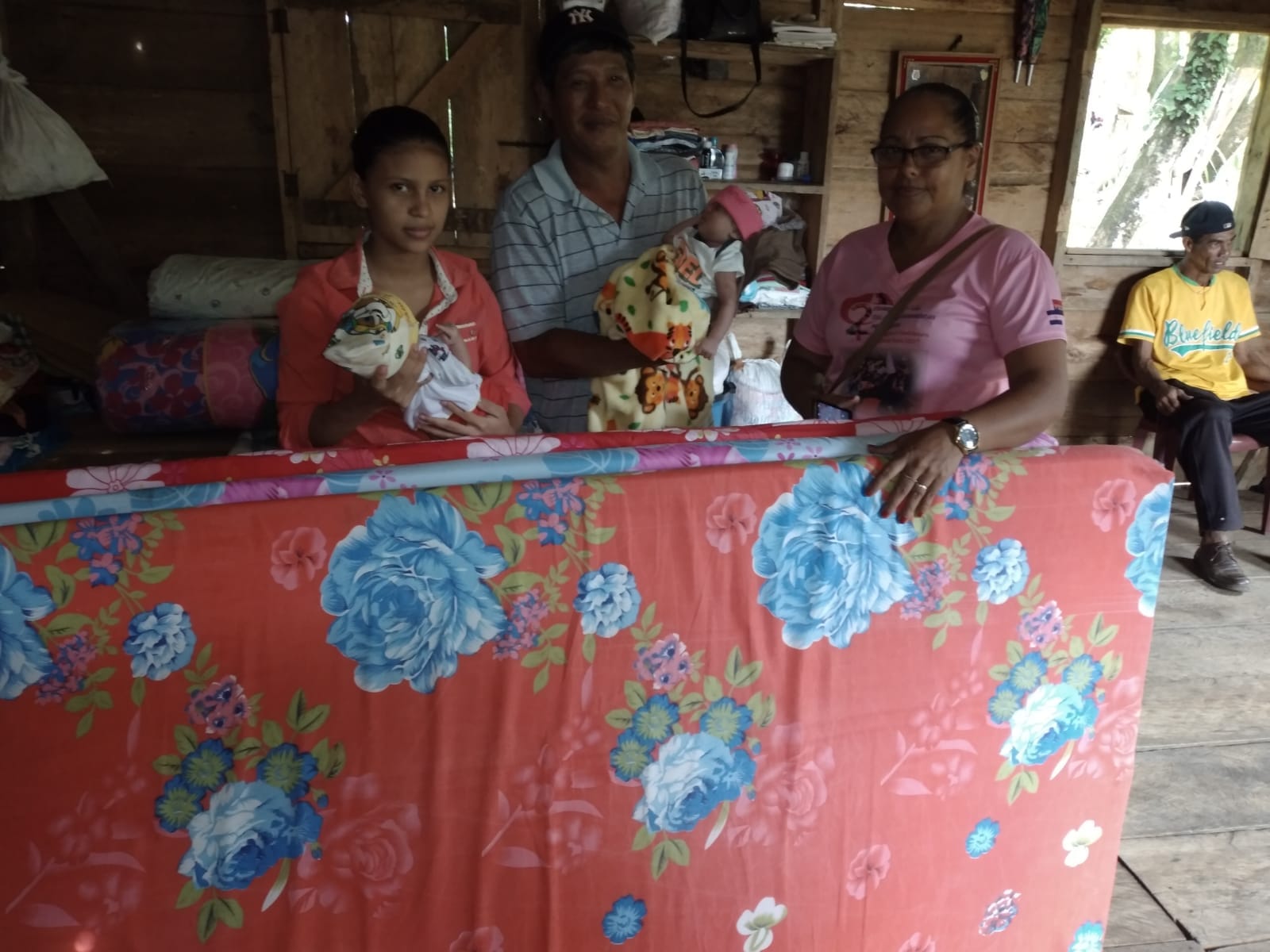 Entregan ayuda a madre de mellizos en Bluefields Managua. Radio La Primerísima