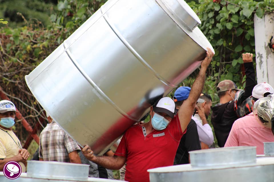 Entregan 300 silos a agricultores de El Jicaral Managua. Radio La Primerísima 