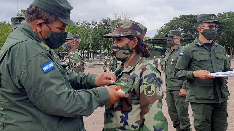 Condecoran a 74 efectivos militares Managua. Radio La Primerísima