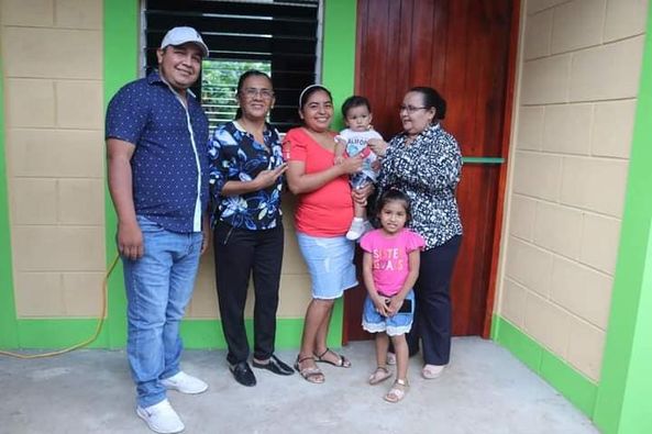 Entregan viviendas dignas en Nueva Guinea Managua. Radio La Primerísima