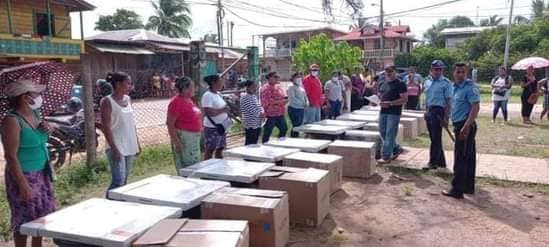 Entregan bonos de pesca en Bilwi Managua. Radio La Primerísima