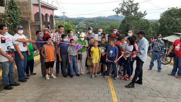 Inauguran cinco cuadras nuevas de adoquinado en Juigalpa Managua. Radio La Primerísima 