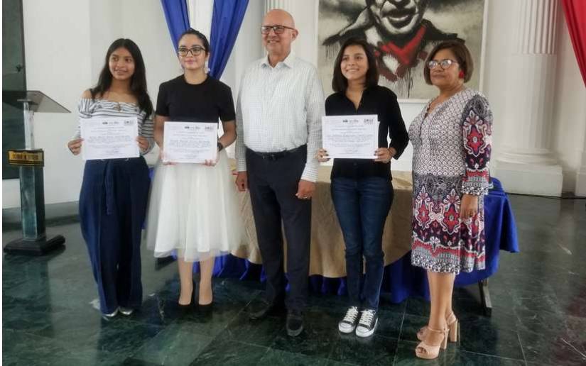 Premian a ganadoras de Concurso “Mi paso por la Biblioteca” Managua. Radio La Primerísima 