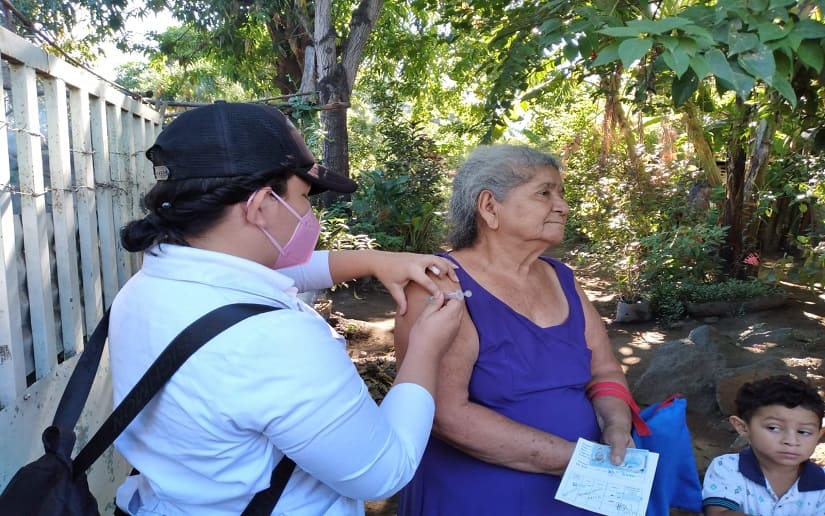 Continúa vacunación contra el COVID-19 casa a casa Managua. Radio La Primerísima
