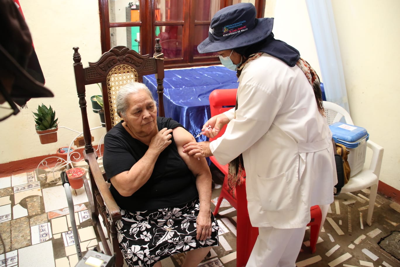 Vacunación contra el Covid-19 continúa casa a casa Managua. Lisbeth González/ La Primerísima   