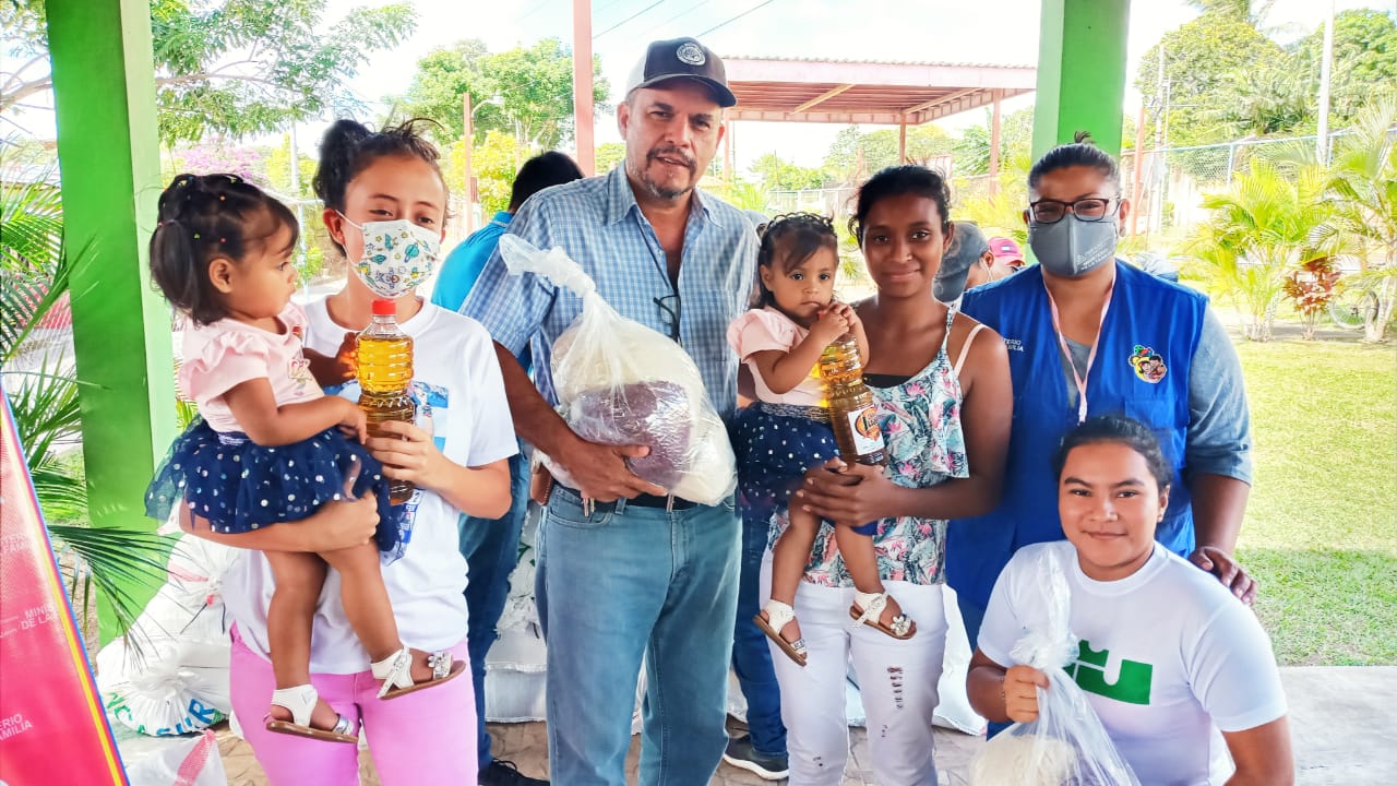Entregan paquetes alimenticios a 48 madres de partos múltiples en Diriamba Managua. Manuel Álvarez/Radio La Primerísima  