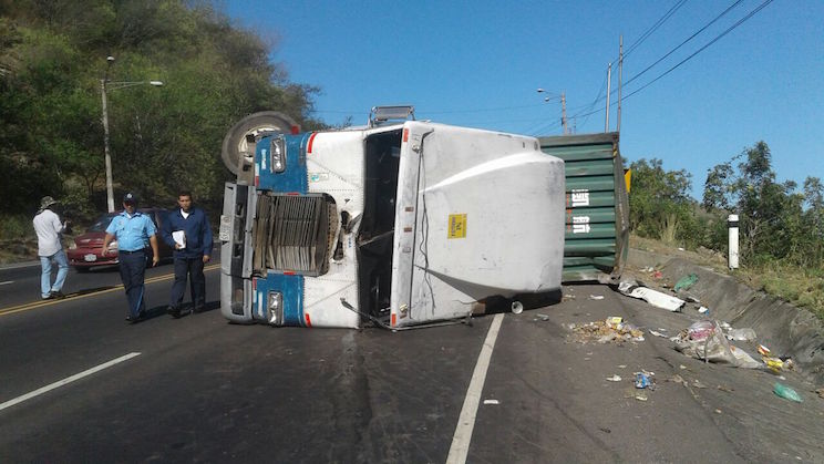 Fallas mecánicas ocasionaron vuelco de camión en Quilalí Managua. Radio La Primerísima
