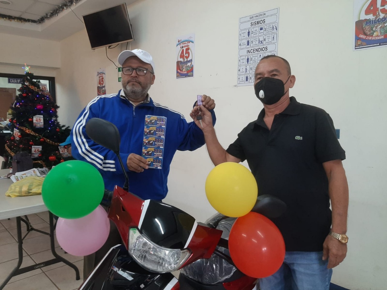 Lotería entrega premio a feliz ganador en Carazo Jinotepe. Manuel Aguilar/Radio La Primerísima