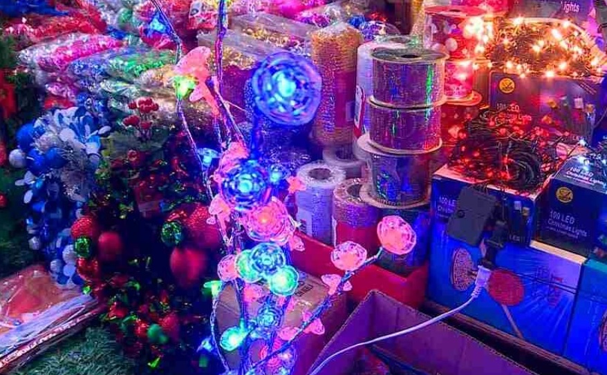 Luces, guirnaldas y otros artículos de navidad llenan tramos en mercados Managua. Radio La Primerísima