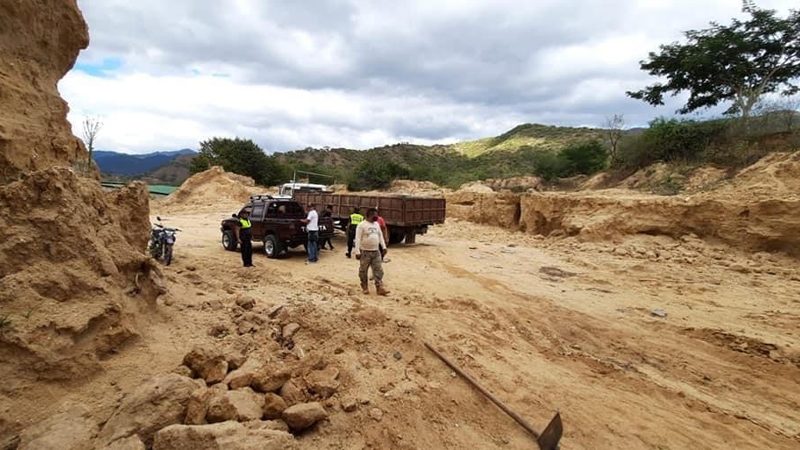 Obrero fallece soterrado mientras extraía arena de un barranco Managua. Radio La Primerísima