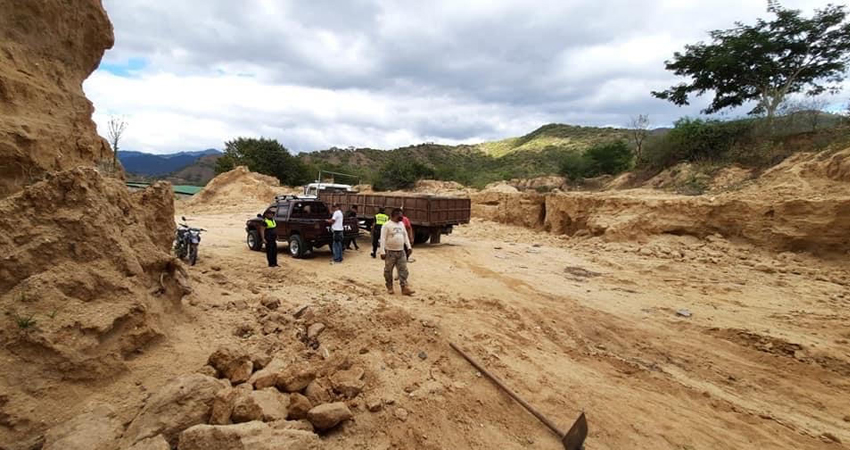 Obrero fallece soterrado mientras extraía arena de un barranco Managua. Radio La Primerísima