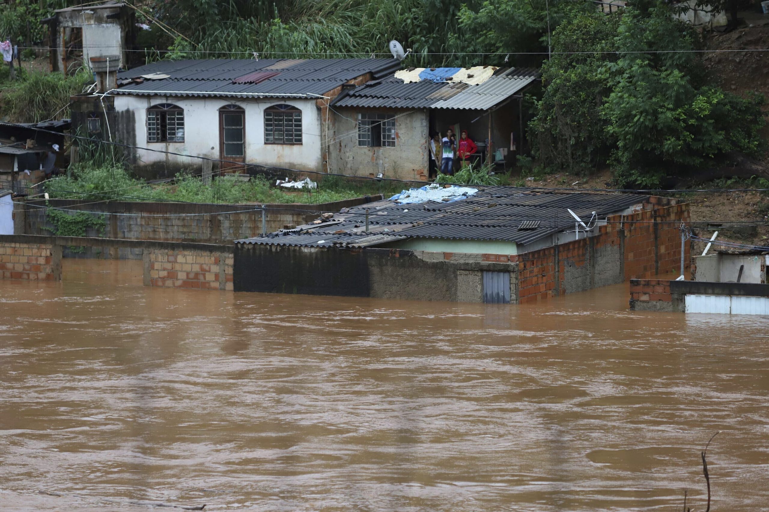 Reportan 18 muertos y 2 desaparecidos por fuertes lluvias en Brasil Agencias.