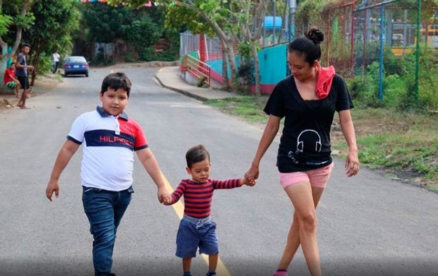 Vecinos del barrio Naciones Unidas ya tienen nuevas calles asfaltadas Managua. Radio La Primerísima