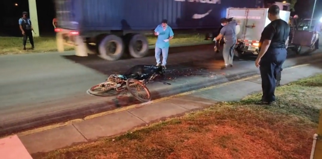Furgón atropella y mata a ciclista en carretera norte Managua. Radio La Primerísima