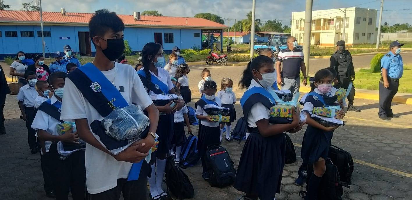 Entregan útiles escolares a hijos de policías de Bilwi Managua. Radio La Primerísima