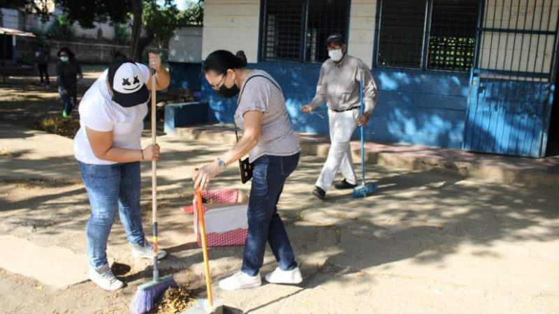 Limpian escuelas públicas y privadas por inicio de clases Managua. Radio La Primerísima