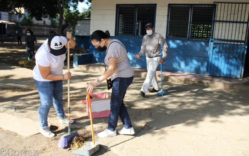 Limpian escuelas públicas y privadas por inicio de clases Managua. Radio La Primerísima