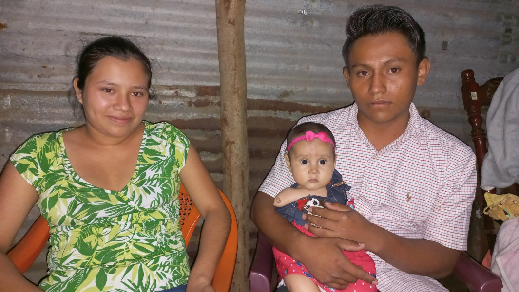 Padres de niña que nació sin brazos piden ayuda Managua. Radio La Primerísima 
