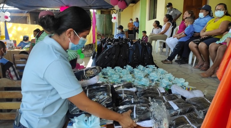 Hijos de policías reciben bonos escolares en Las Minas Managua. Radio La Primerísima