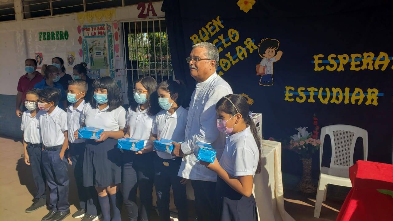 Embajador de Panamá dona a estudiantes insumos para prevenir el covid-19 Managua. Danielka Ruiz/ Radio La Primerísima 