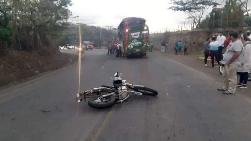 Ciudadano se recupera tras chocar su motocicleta contra bus en Jinotega Managua. Radio La Primerísima