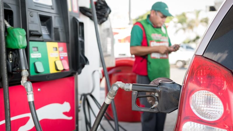 Petroleras vuelven a la carga y encarecen precios de combustibles Managua. Radio La Primerísima