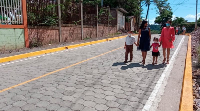 Inauguran calle adoquinada en La Morenita en Juigalpa Managua. Radio La Primerísima