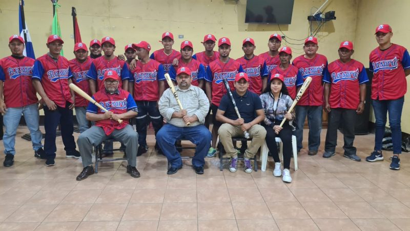 Entregan uniformes al equipo Mayor “A” de El Rosario El Rosario. Manuel Aguilar/Radio La Primerísima