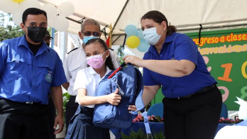 Hijos de trabajadores de Gobernación reciben bonos escolares Managua. Radio La Primerísima