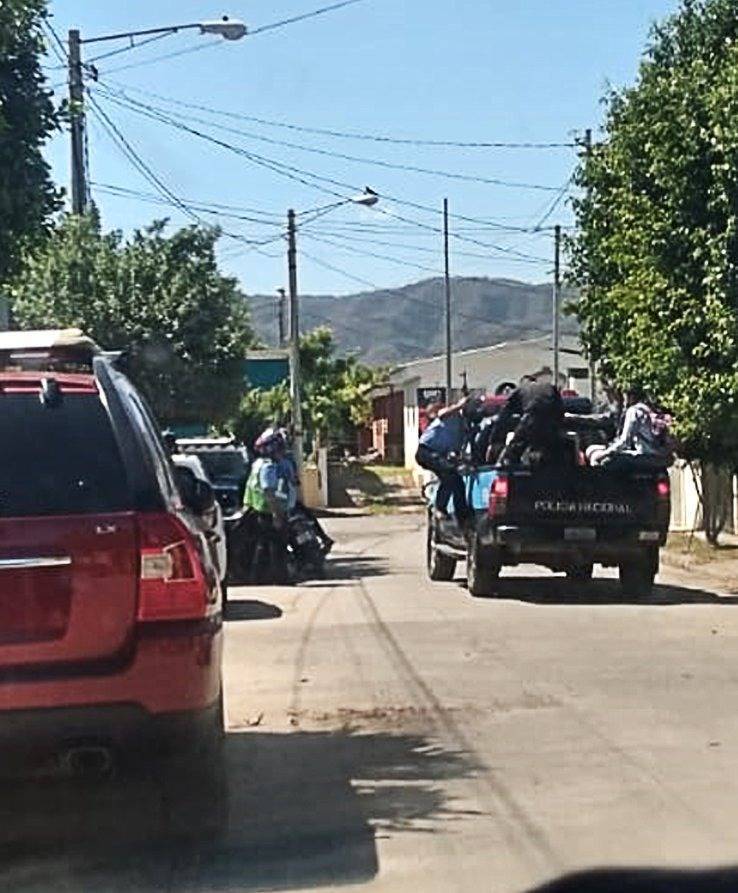 Policía se lleva retenidos a presuntos estafadores de zona residencial Managua. Radio La Primerísima