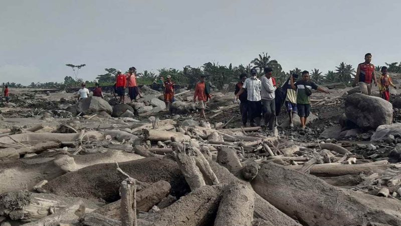 Habitantes de Tonga decididos a reconstruir su patria tras erupción Nukualofa. Al Mayadeen Español