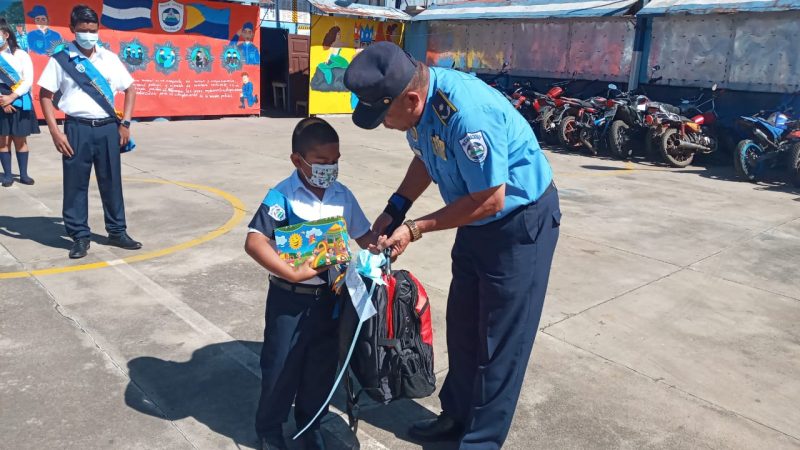 Entregan útiles escolares a hijos de policías de Carazo Jinotepe. Manuel Aguilar/Radio La Primerísima 