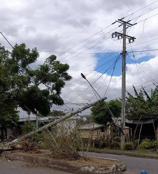 adiós calcio Aflojar Fuertes vientos derriban un poste de tendido eléctrico en Chinandega - Radio  La Primerisima